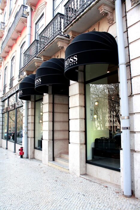 No número 169 da Avenida da Liberdade, poderá encontrar a BOSS Menswear Store.Neste espaço de 270m2, encontrará as mais recentes e sofisticadas coleções masculinas da BOSS, que aliam a qualidade ao design para criar um look impecável - seja em negócios, casual ou desportivo.