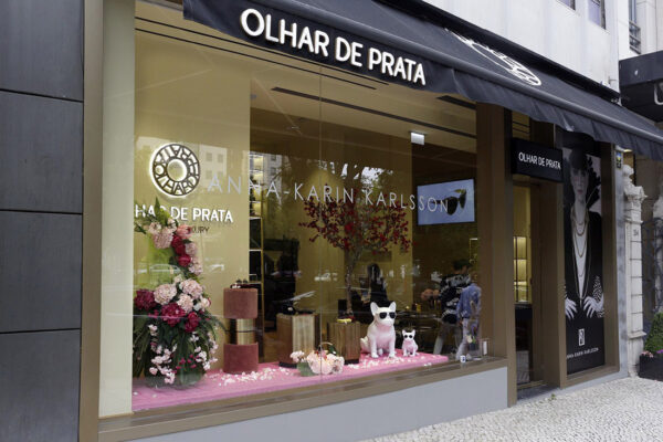 Olhar de Prata é uma marca portuguesa fundada em 2010. Com um ADN associado a marcas de óculos de luxo e aposta em materiais de qualidade, construção artesanal, design diferenciado e utilização de materiais luxuosos.