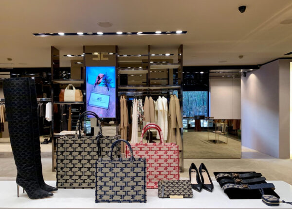 Entrar numa loja Elisabetta Franchi significa entrar na sala de estar da própria estilista e vivenciar o estilo da marca em primeira mão. O formato é acolhedor, sofisticado e elegante, em linha com o paradigma de estilo Elisabetta Franchi. Adicionalmente, proporciona-nos uma visão tangível e imediata das coleções e da filosofia que lhes está inerente.