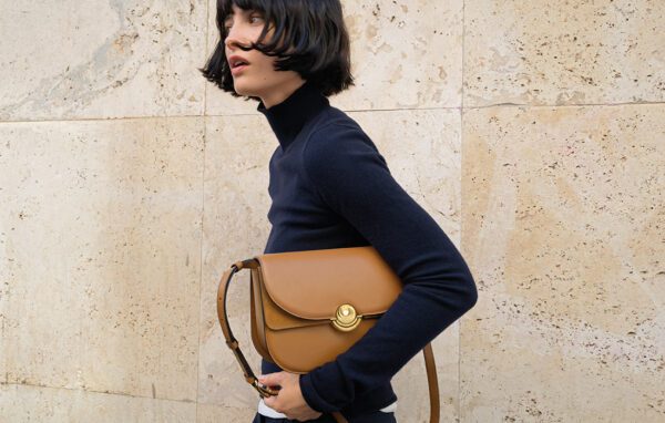Fundada pelo casal Aldo e Margherita Furlanetto em 1927, em Bolonha, Itália, a marca Furla nasceu para atender aos desejos das mulheres que, no pós-Primeira Guerra Mundial, ansiavam recomeçar do zero.