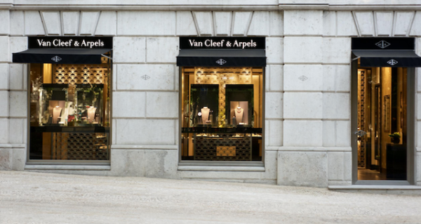 A Van Cleef & Arpels apresenta um novo espaço em Lisboa, na mais bela avenida da capital portuguesa.
