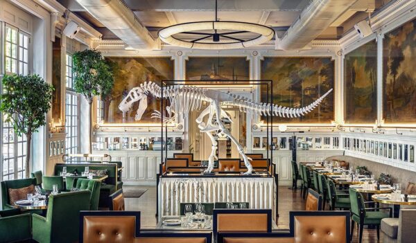 O JNcQUOI Avenida é um restaurante de luxo que oferece um DeliBar, uma mercearia gourmet, um corner da Assouline, uma loja de charutos, uma garrafeira e uma loja de moda de luxo masculina, a Fashion Clinic Man. Aqui pode encontrar o serviço de fazer à medida e uma série das mais prestigiadas marcas de moda.