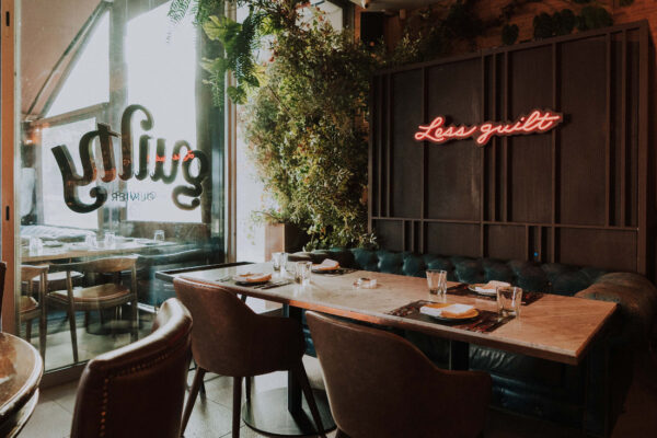 Comida descontraída e saborosa, num ambiente divertido e recheado de muitas surpresas. Mais que um restaurante, é um ponto de encontro com boa onda e uma oferta gastronómica rica em paladares intensos. Tudo ainda mais explícito, feito para vos pôr a salivar, sem medos, nem culpa – less guilt, more foodporn.