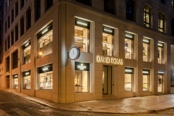 A David Rosas é hoje uma das mais importantes marcas portuguesas no setor de luxo em Portugal, contando com uma rede de oito lojas, todas elas com localizações privilegiadas em Lisboa, Porto, Algarve e Madeira. 