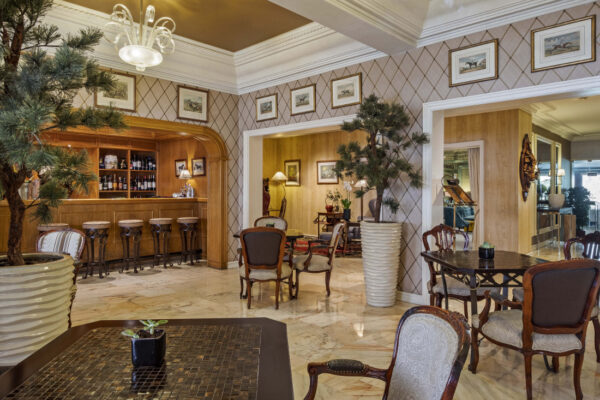 Inaugurado no início da década de 50 e pertencente ainda à mesma família, o Hotel Lisboa Plaza possui um forte carácter Português.