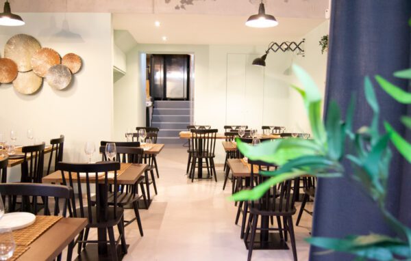 Restaurante de casual fine dining, onde é servida comida de conforto e em ambiente cosmopolita na artéria da Avenida da Liberdade.