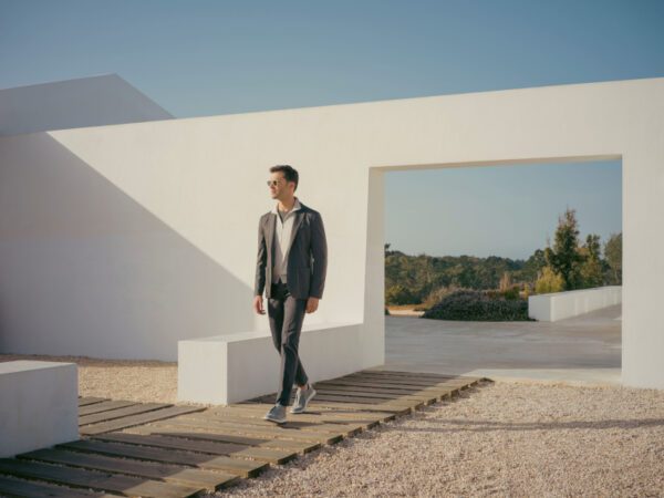 Na intersecção entre tradição e modernidade, a Rosa & Teixeira apresenta a sua reflexão sobre uma das peças mais emblemáticas do guarda-roupa masculino contemporâneo: o “Sport Jacket”