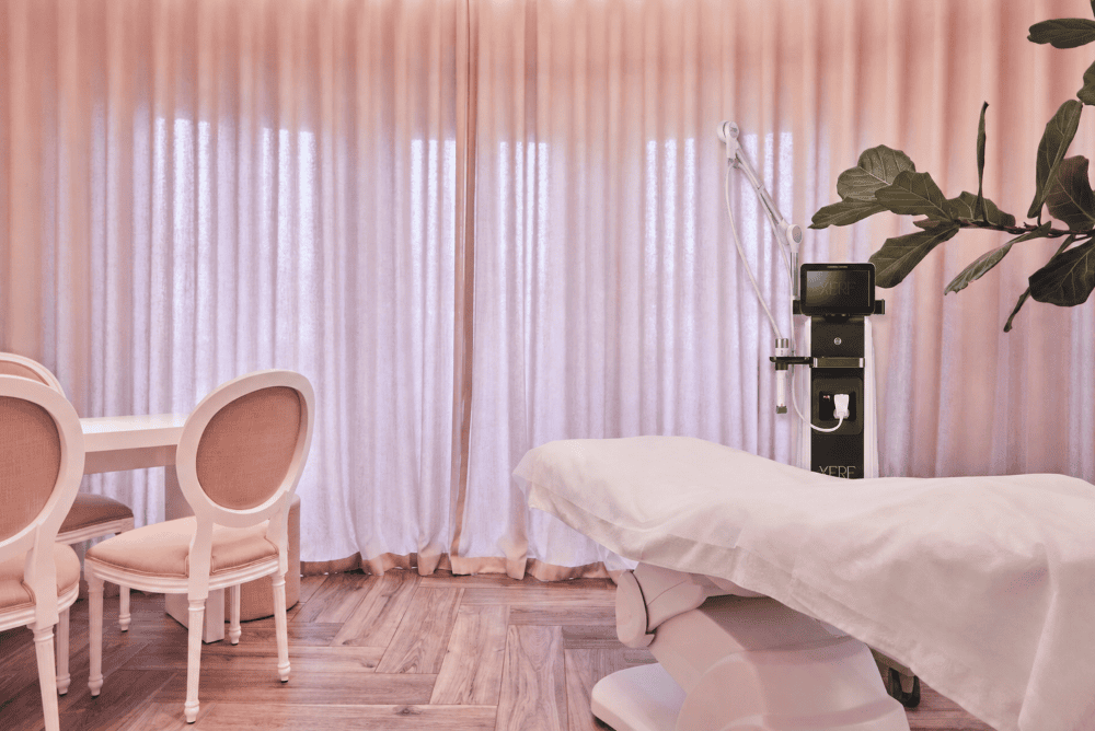 Nova tecnologia de radiofrequência monopolar multifrequência chega à Avenue Clinic para responder à perda de firmeza e definição facial através de uma abordagem não cirúrgica e multinível